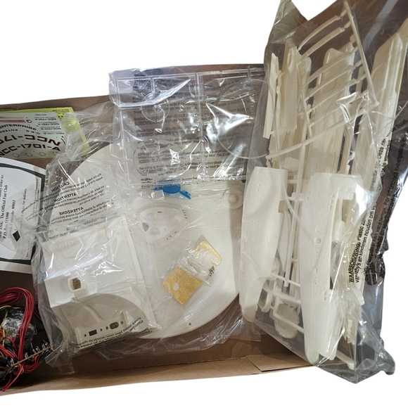 Star Trek U.S.S. Enterprise Model Kit Special Ed. Lights,sound,collectable - Picture 11 of 11